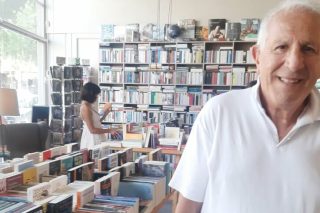Ο Μορίς Ατιά  στο βιβλιοπωλείο "Μικρό καράβι" στα Χανιά